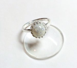  Ring aus 925 Sterling Silber, mit Perle aus Muttermilch in einer Kronenfassung,